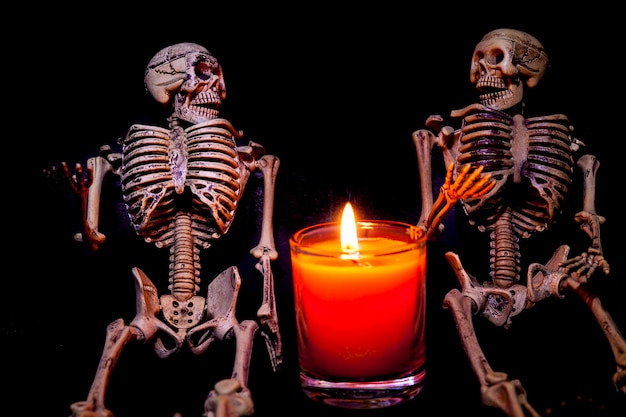 촛불 할로윈 밤에 인간의 해골입니다.