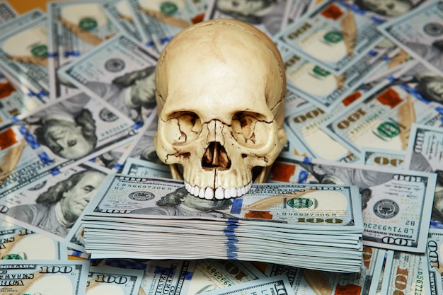 Фото Человеческий череп и доллары