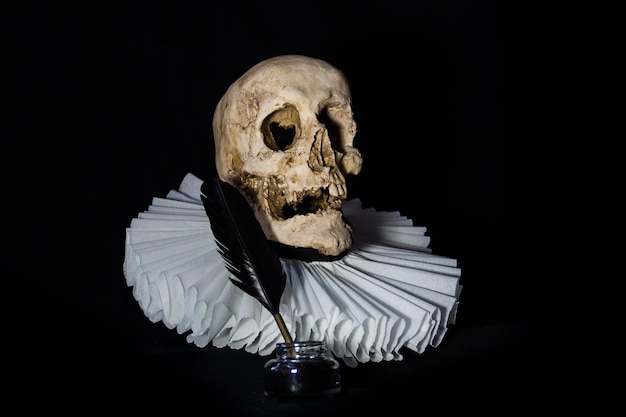 Photo a human skull with a cervantine ruff symbol of universal literature