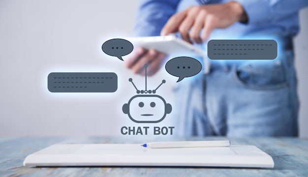 Человек, использующий планшет с приложением Chat Bot для онлайн-информации Концепция искусственного интеллекта