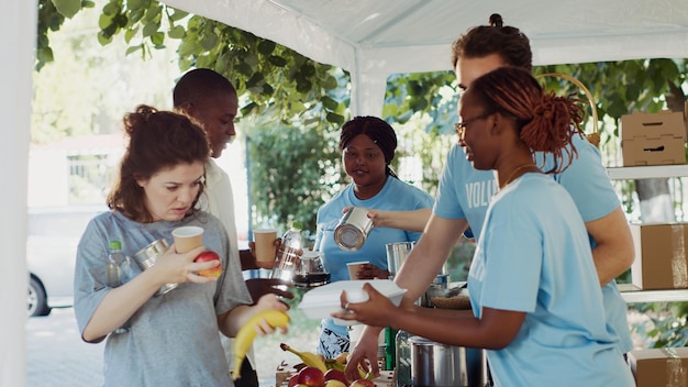 Photo humanitarians give food to the homeless