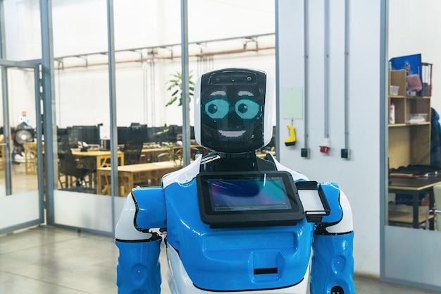 Foto humanoïde robot met een vriendelijk gezicht in het interieur van een modern kantoor