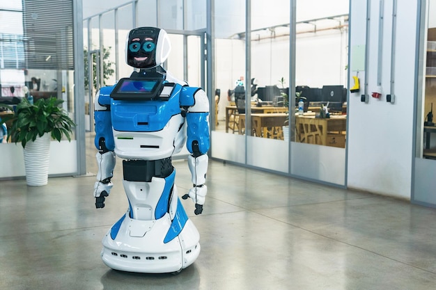 humanoïde robot met een vriendelijk gezicht in het interieur van een modern kantoor