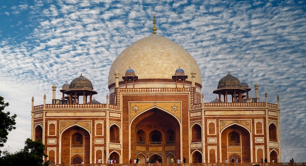 Humayu Tomb met aantrekkelijke wolken die beeld bewerken