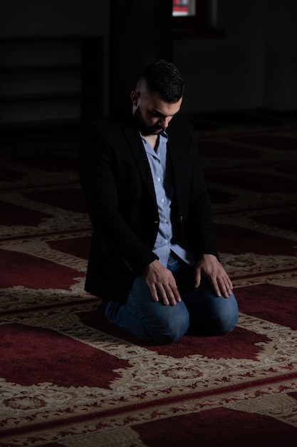 Скромный бизнесмен мусульманская молитва в мечети
