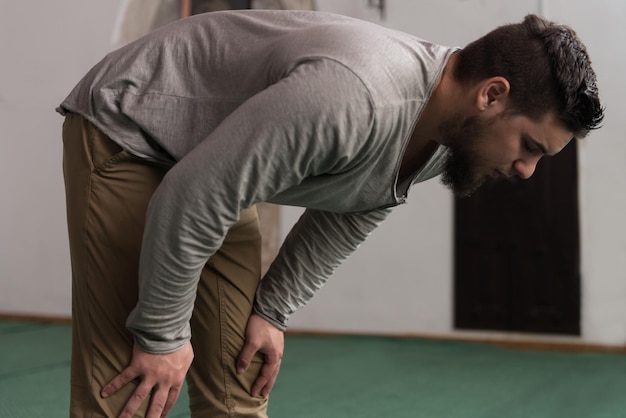 Photo humble muslim man is praying in the mosque