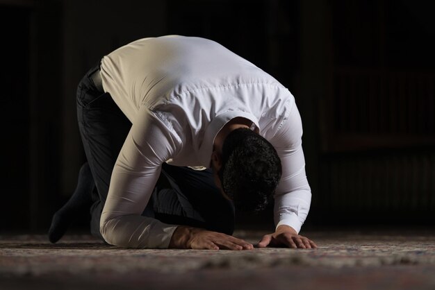 Photo humble muslim prayer