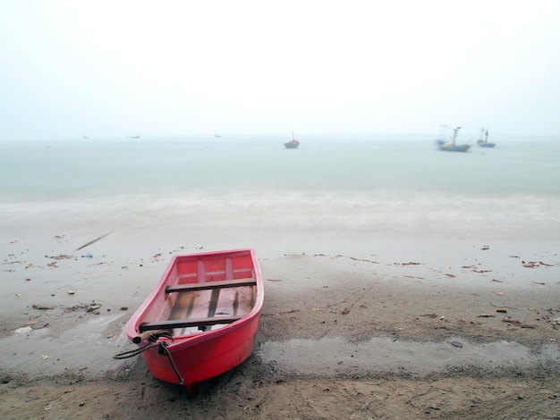 Foto humeurig beeld van een stormachtige oceaan strand met golven