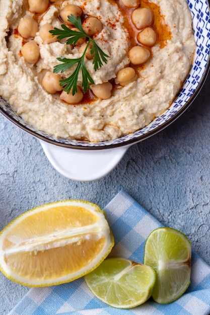 Хумус, нут на тарелке, традиционная вкусная турецкая еда (турецкое название; Хумус)