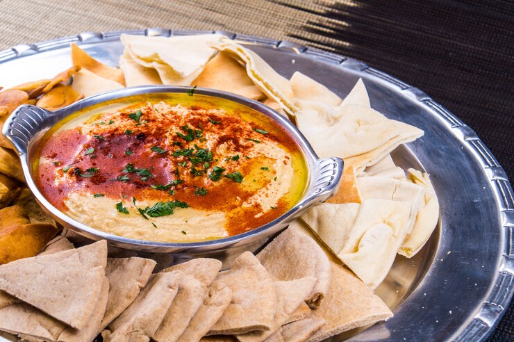 Hummus in het midden van een pitaplateau