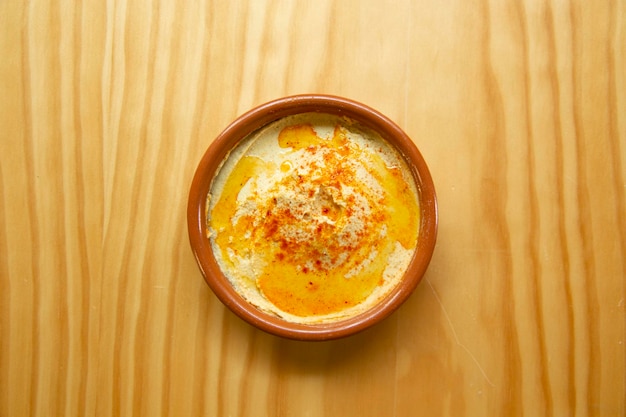 Хумус — это крем из нута, приготовленный с лимонным соком, в состав которого входит паста тахини и оливковое масло.