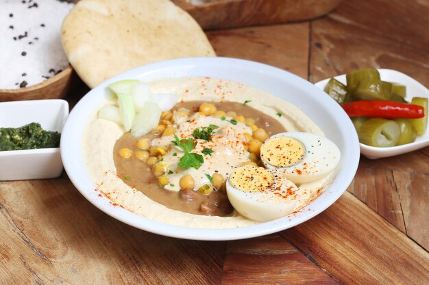 Hummus is een crème van kikkererwten gekookt met citroensap, waaronder tahinpasta en olijfolie.