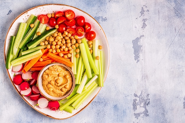 Hummus met diverse verse rauwe groenten