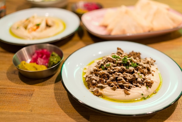 Hummus met lam. Israëlische keuken.