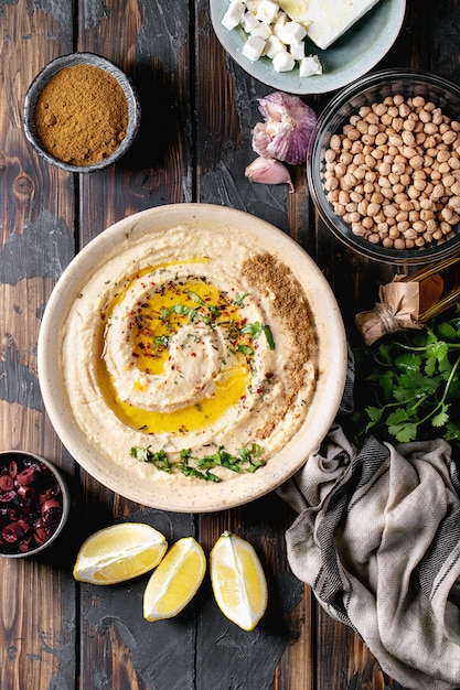 Hummus met olijfolie en gemalen komijn