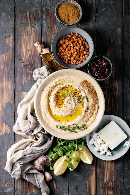 Hummus met olijfolie en gemalen komijn