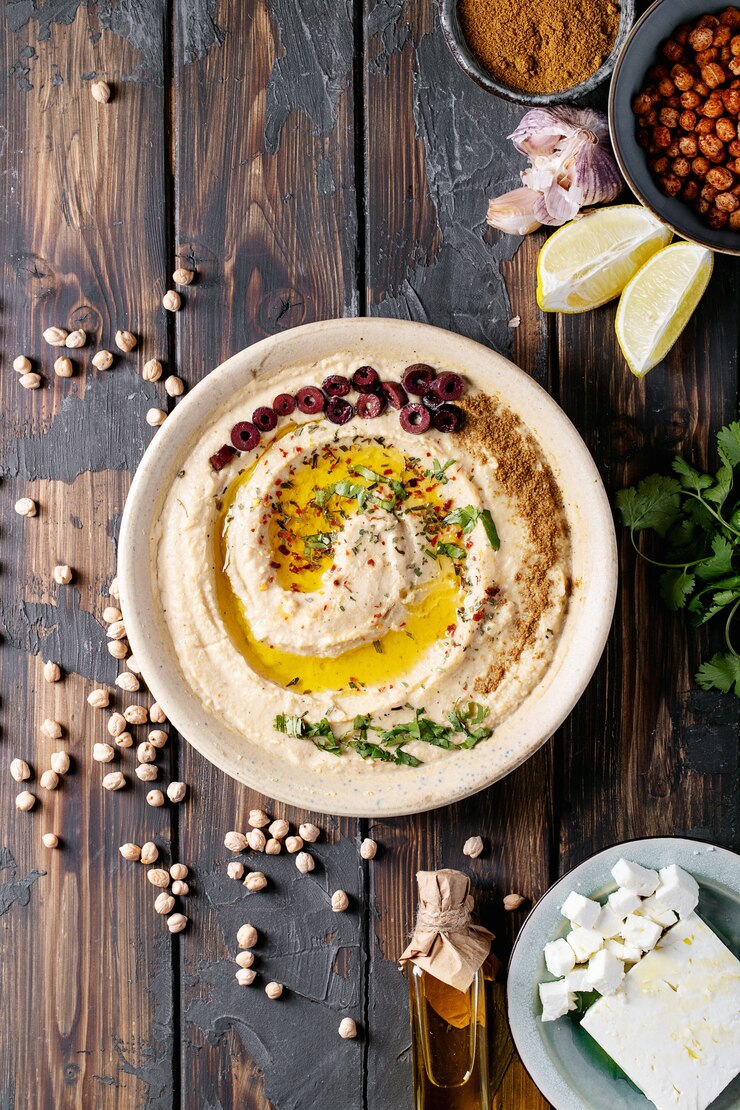Hummus met olijfolie en gemalen komijn