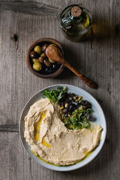 Foto hummus met olijven en kruiden