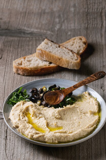 Hummus met olijven en kruiden