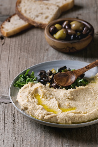 Hummus met olijven en kruiden