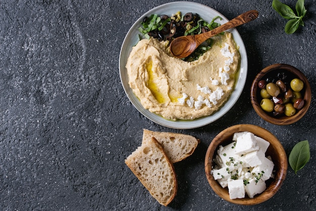 Hummus met olijven en kruiden