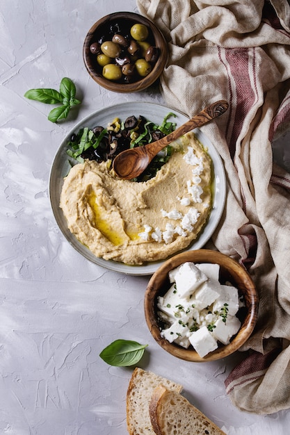 Hummus met olijven en kruiden