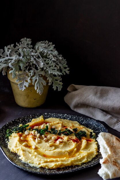 Hummus op een rustieke tablet.