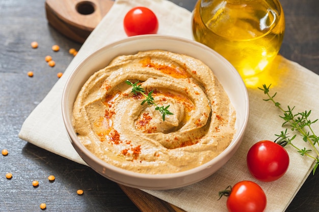 Foto hummus patè di pasta con salsa di lenticchie o daal lenticchie rosse e hummus di lenticchie