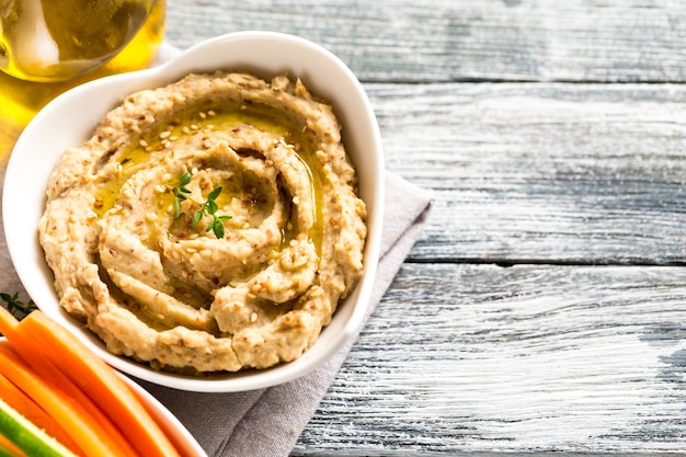 Hummus-saus in een kom