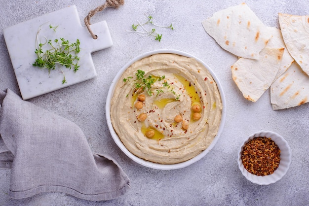 Hummus van kikkererwten en pitabroodje