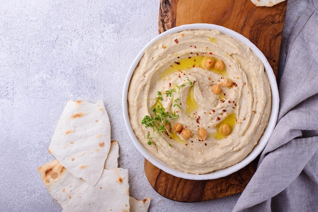 Hummus van kikkererwten en pitabroodje