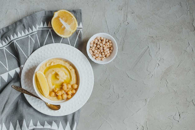 Hummus van kikkererwten met olijfolie en citroen