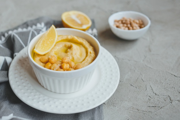 Hummus van kikkererwten met olijfolie en citroen