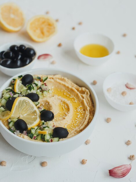 Hummus van kikkererwten, met olijfolie, olijven, citroen, knoflook