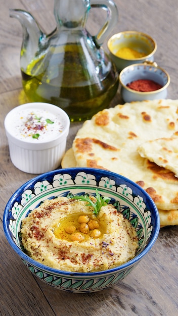 Photo hummus and wheat flatbread