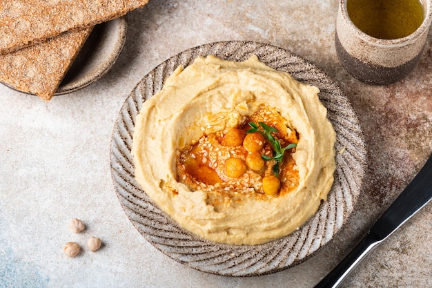 Hummus con pane croccante spuntino sano cibo vegetariano hummus di ceci