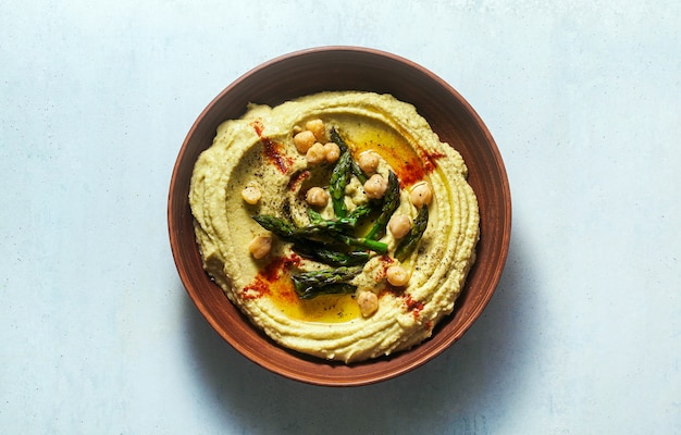 Hummus con asparagi verdi. ricetta alternativa primaverile