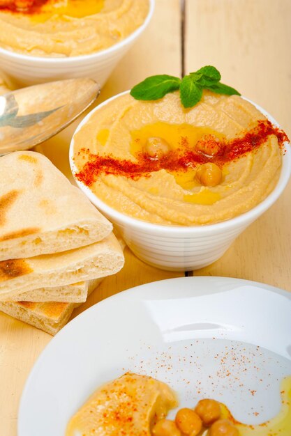 Photo hummus with pita bread