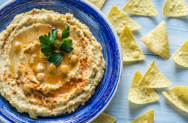 Hummus con tortilla chips