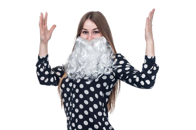 humoristisch portret van een mooie zakenvrouw met santa baard geïsoleerd op een witte background