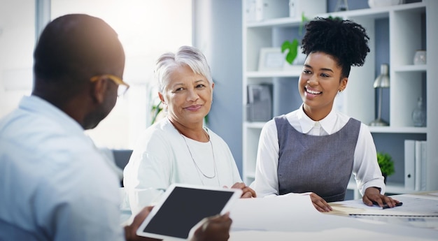 Hun expertise aan het werk zetten Shot van een groep zakenmensen die een vergadering hebben in een modern kantoor