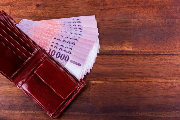 가리 HUF 10000 지폐는 지갑에 갈색 테이블에 펼쳐져 분류됩니다.
