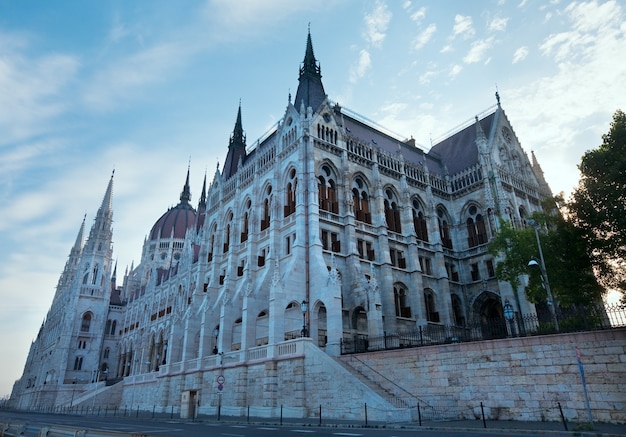 Венгерская достопримечательность, утренний вид парламента Будапешта
