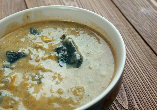 Foto zuppa di funghi ungherese - piatto caldo