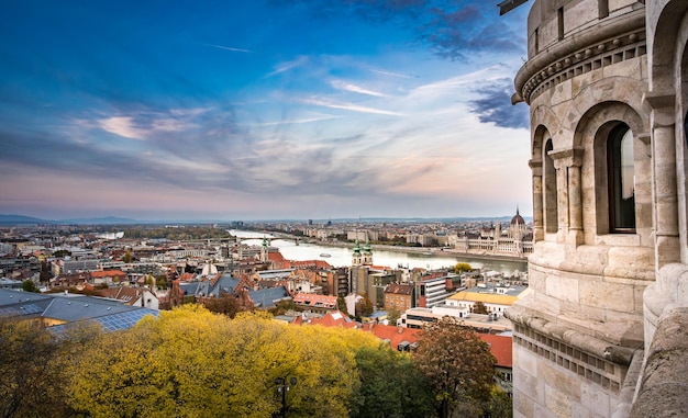 Photo hungarian parliament building in budapest amazing view from fishermans bastion during sunset