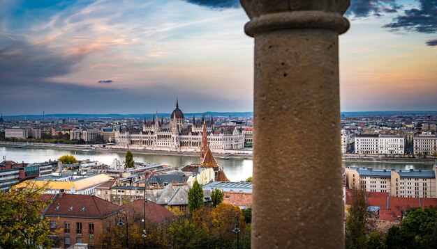 Photo hungarian parliament building in budapest amazing view from fishermans bastion during sunset