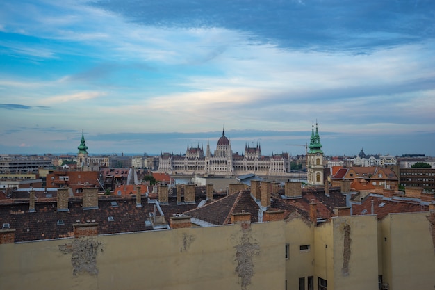 Foto costruzione ungherese del parlamento nella città di budapest, ungheria