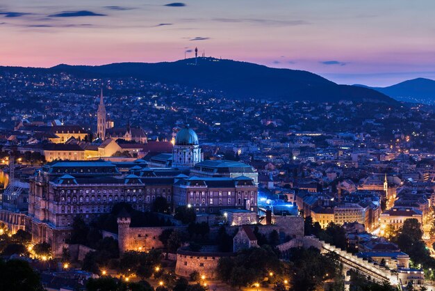 Photo hungary, budapest, buda castle in evening cityscape