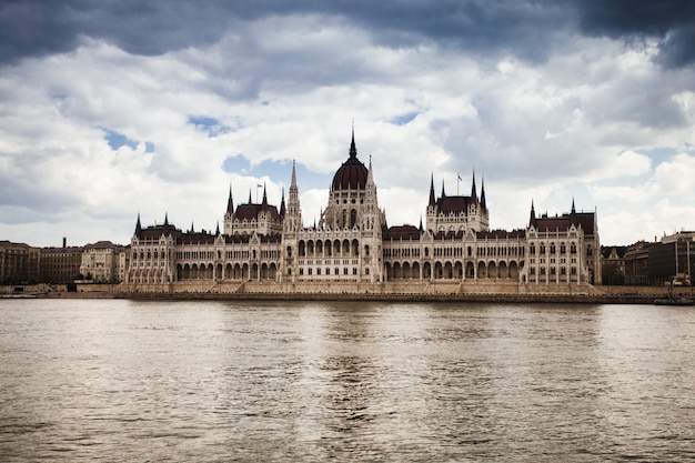 ハンガリー、ブダペストの国会議事堂の眺め