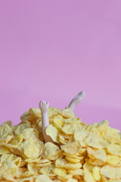 Photo a hungry doll the doll is covered with cornflakes